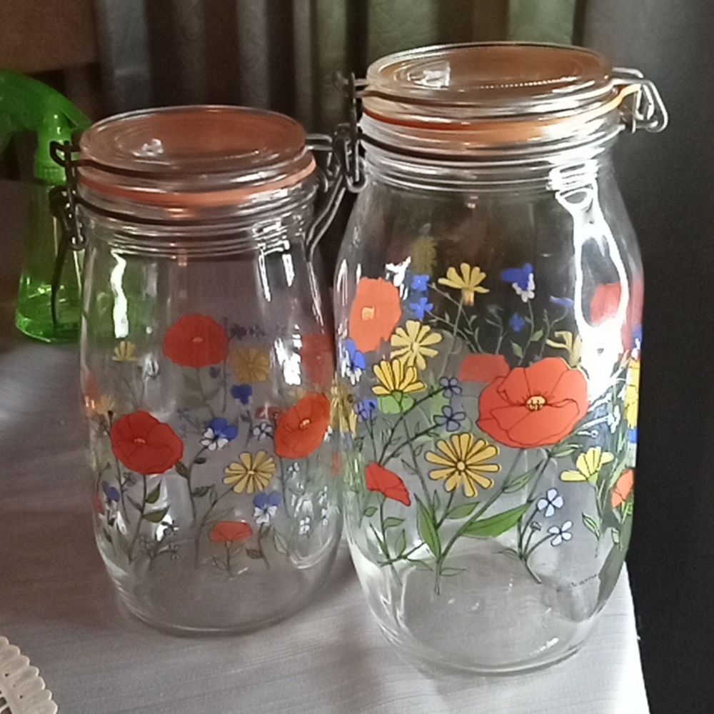 Set 2 vintage r.carmen vintage poppy jars w/2 votive candles w/batteries